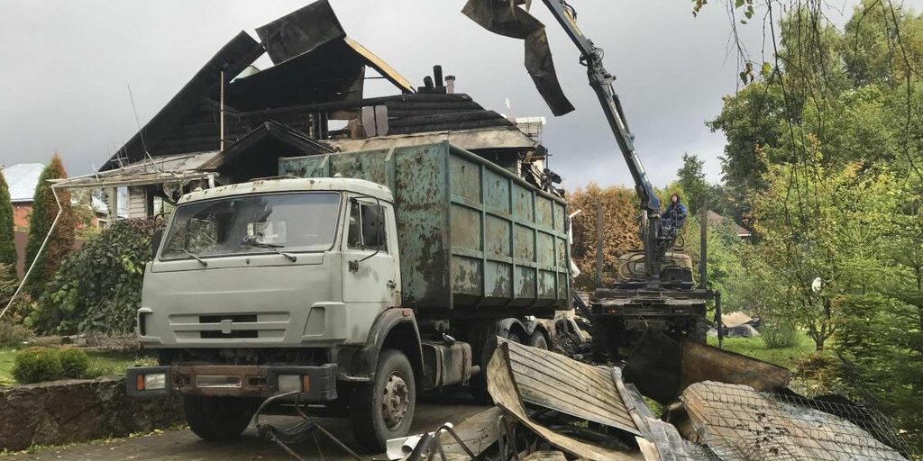 Вывоз мусора после пожара с утилизацией в Гусе-Хрустальном в октябре