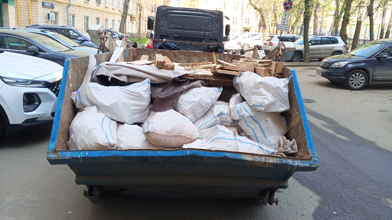 Вывоз мусора из магазина в Гусе-Хрустальном в октябре
