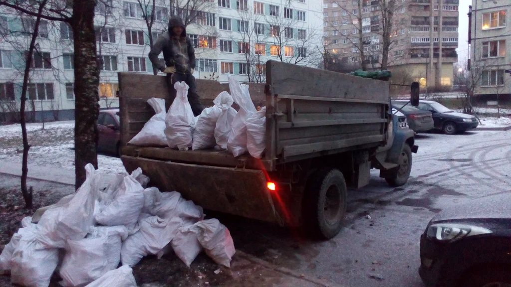 Вывоз мусора в мешках в Гусе-Хрустальном в октябре
