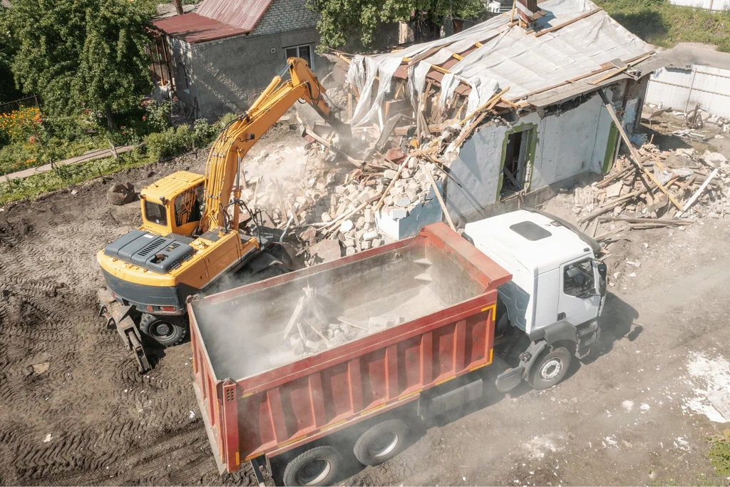 Вывоз мусора после сноса зданий с выездом в Гусе-Хрустальном в октябре