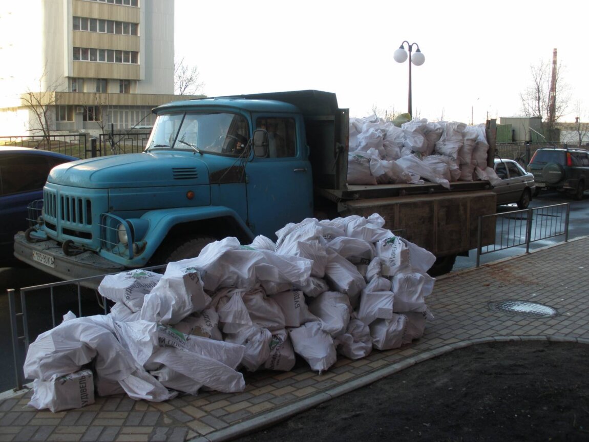 Вывоз мусора ЗИЛом в Гусе-Хрустальном от ПроМусор: аренда самосвала ЗИЛ от 2407 руб
