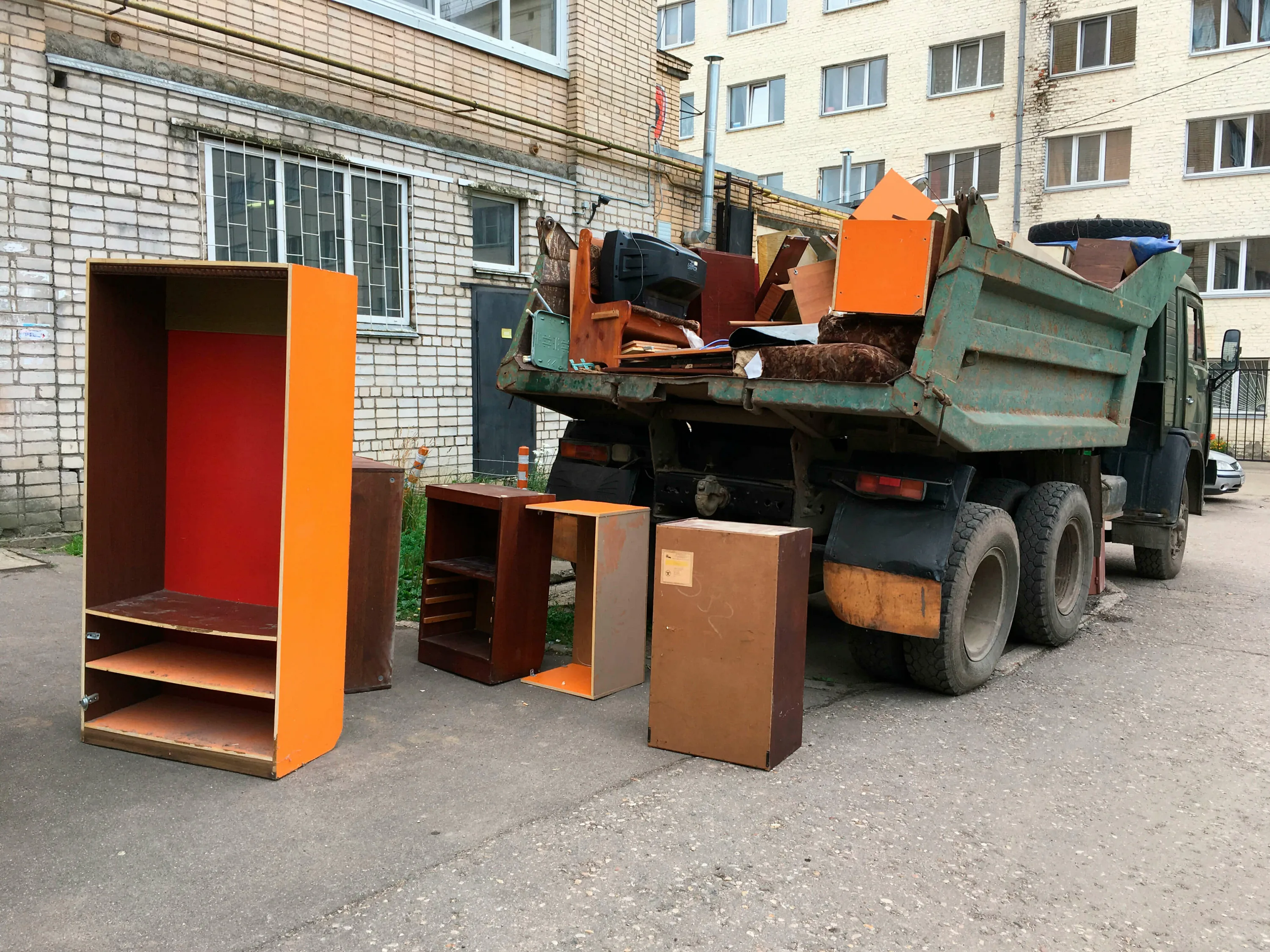 Утилизация старой мебели с вывозом и разбором в Гусе-Хрустальном в октябре