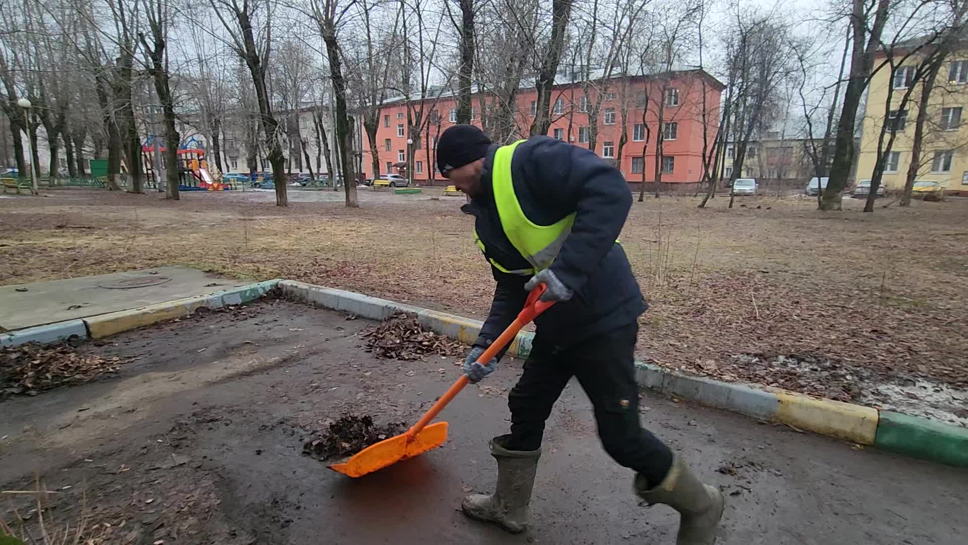 Уборка территорий в Гусе-Хрустальном в октябре