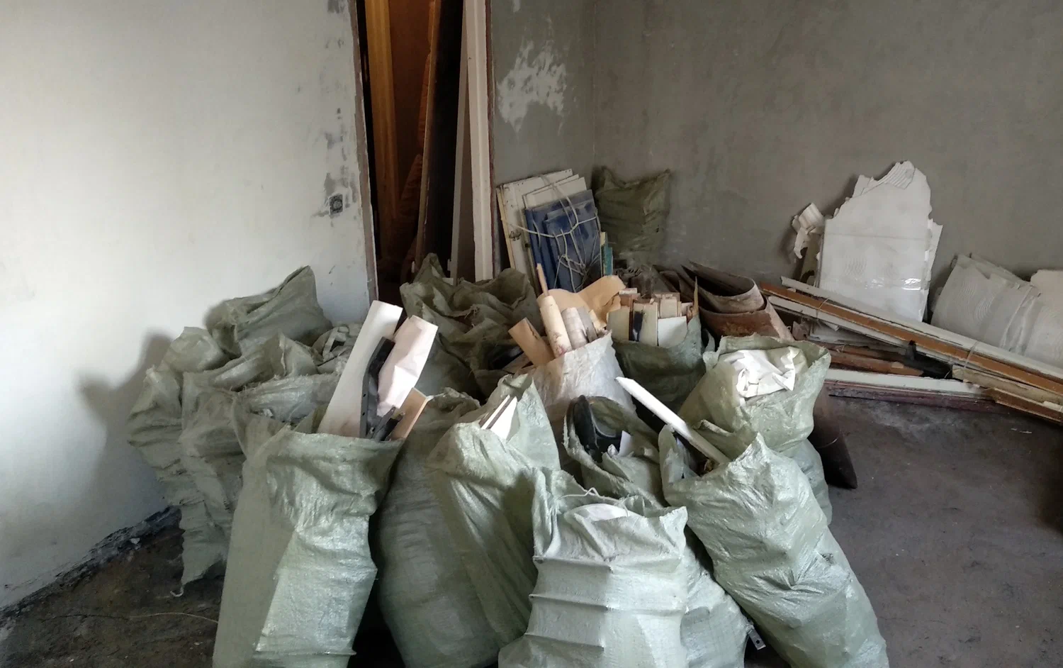 Уборка строительного мусора с вывозом и утилизацией в Гусе-Хрустальном в октябре