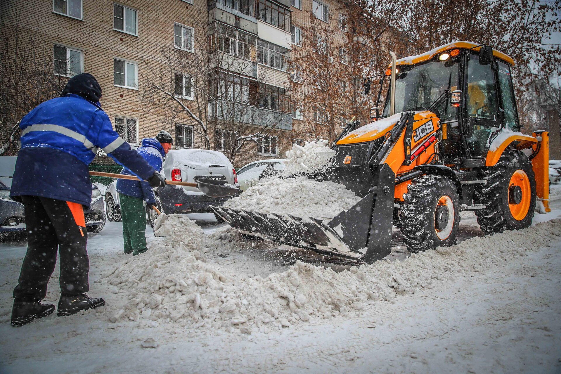 Очистка дворов от снега и наледи в Гусе-Хрустальном — уборка снега, трактор и ручная, цены от 535 руб. | ПроМусор