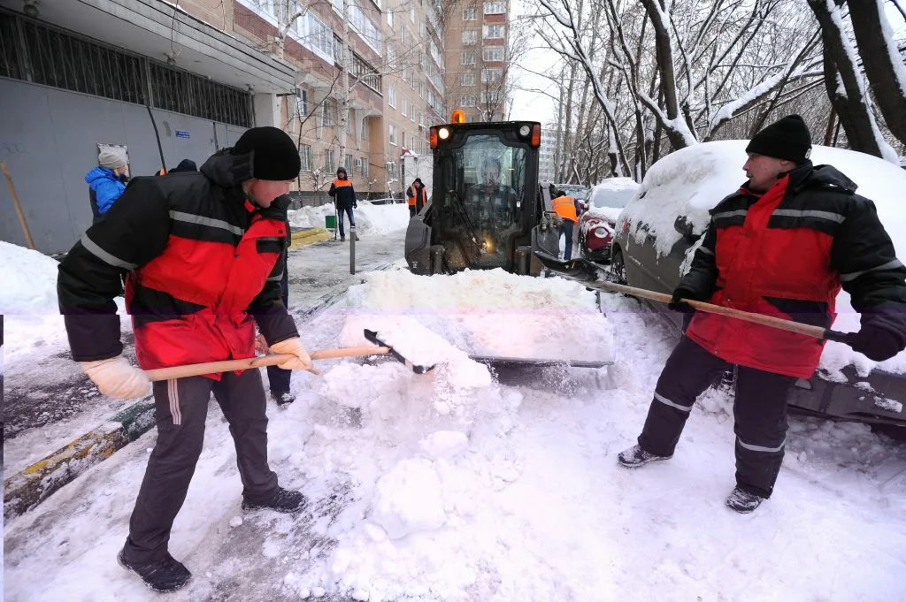 Очистка дворов от снега с гарантией результата в Гусе-Хрустальном в октябре