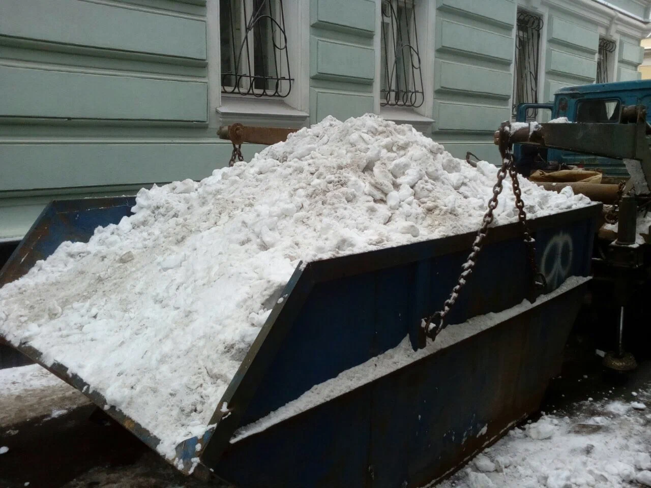 Вывоз снега контейнерами в Гусе-Хрустальном в октябре